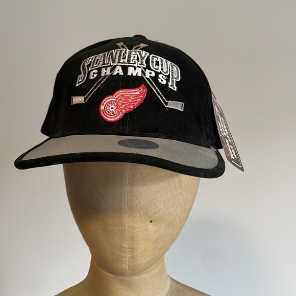 VTG Red Wings 1998 Starter Hat Black Silver Stanley Cup Hologram Back Deadstock
